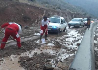 امدادرسانی به 40 خودرو گرفتار در سیلاب چهارمحال و بختیاری