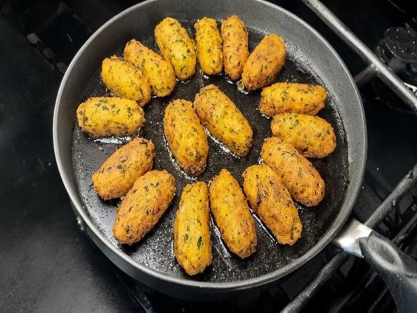 4 طرز تهیه لقمه مدرسه با سیب زمینی سرد و گرم ، چطور نرم نگهش دارم؟